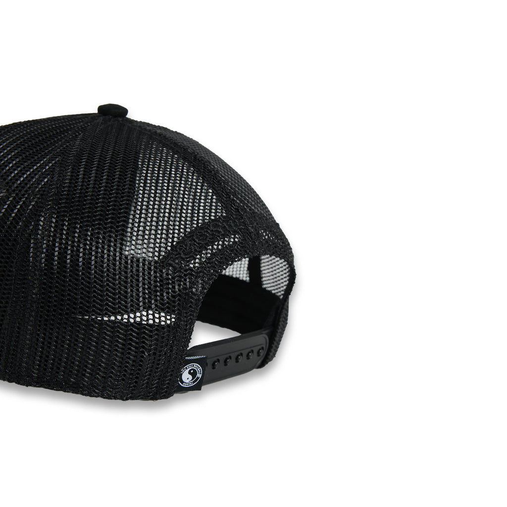 Boné Trucker YY da T&C Surf Designs - Logótipo preto e branco