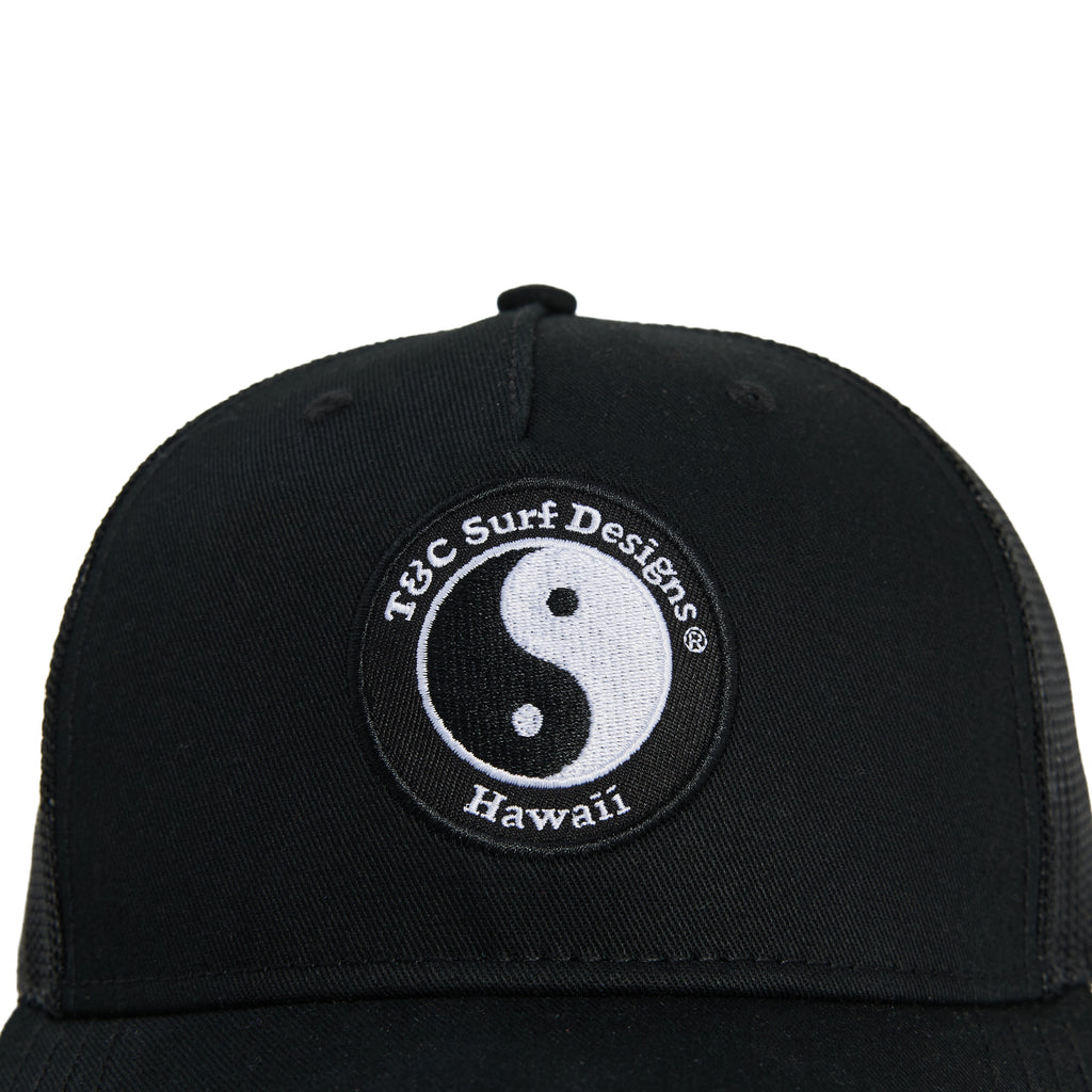 Boné Trucker YY da T&C Surf Designs - Logótipo preto e branco