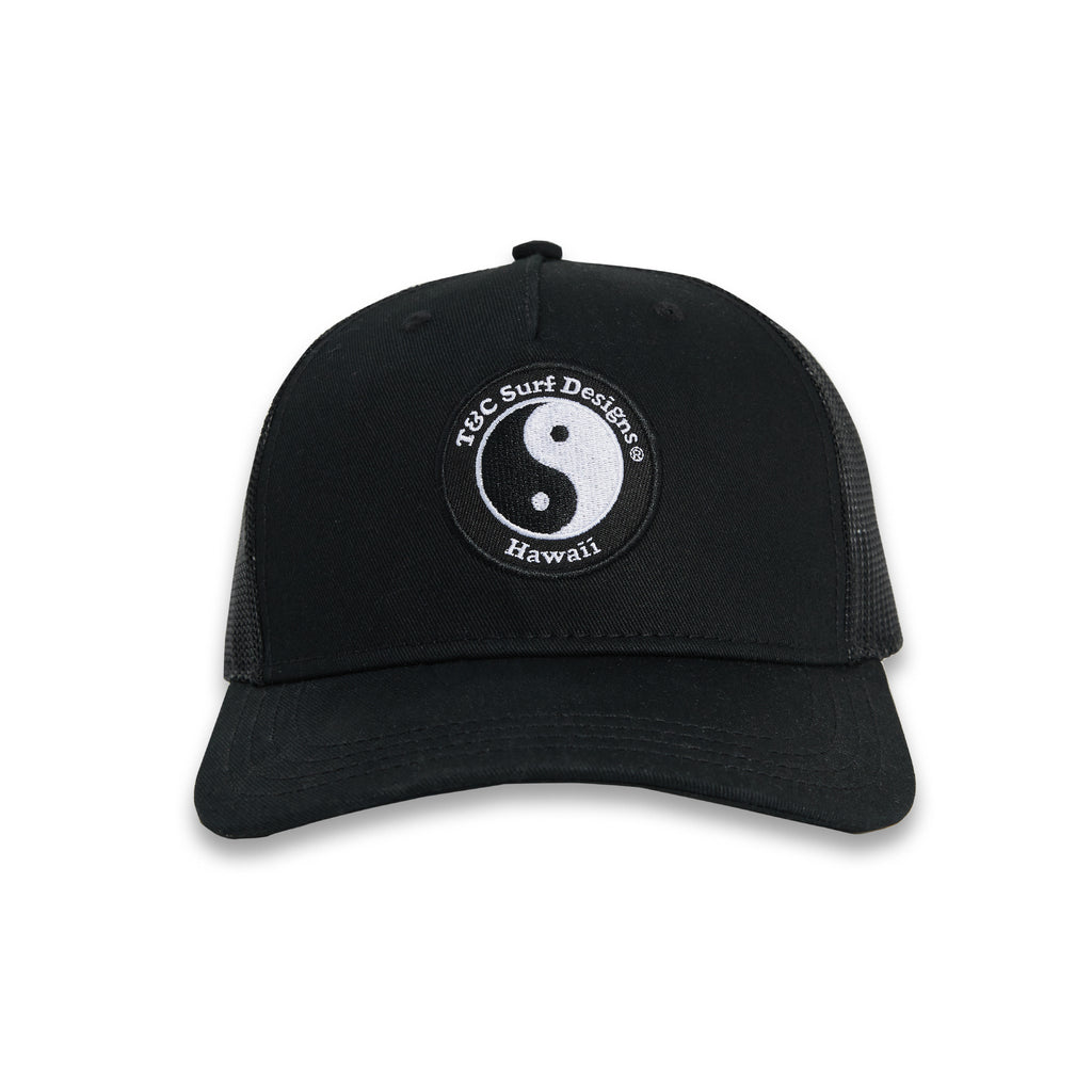 Boné Trucker YY da T&C Surf Designs - Logótipo preto e branco